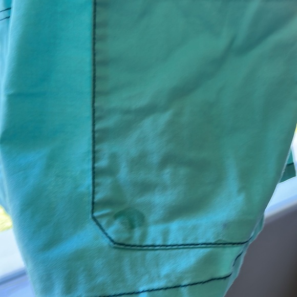 Medium light blue scrub top - Picture 2 of 2